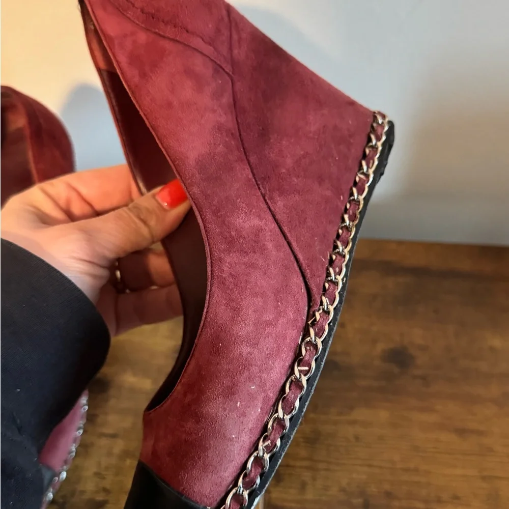 CHANEL Burgundy and Black Suede Cap-Toe Chain-Trim Pumps Size 38 - Picture 3 of 11